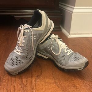 Womens on running size 6.5